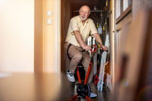 La Edad No Es Un Obstáculo: Descubre Los Beneficios De La Bicicleta Estática